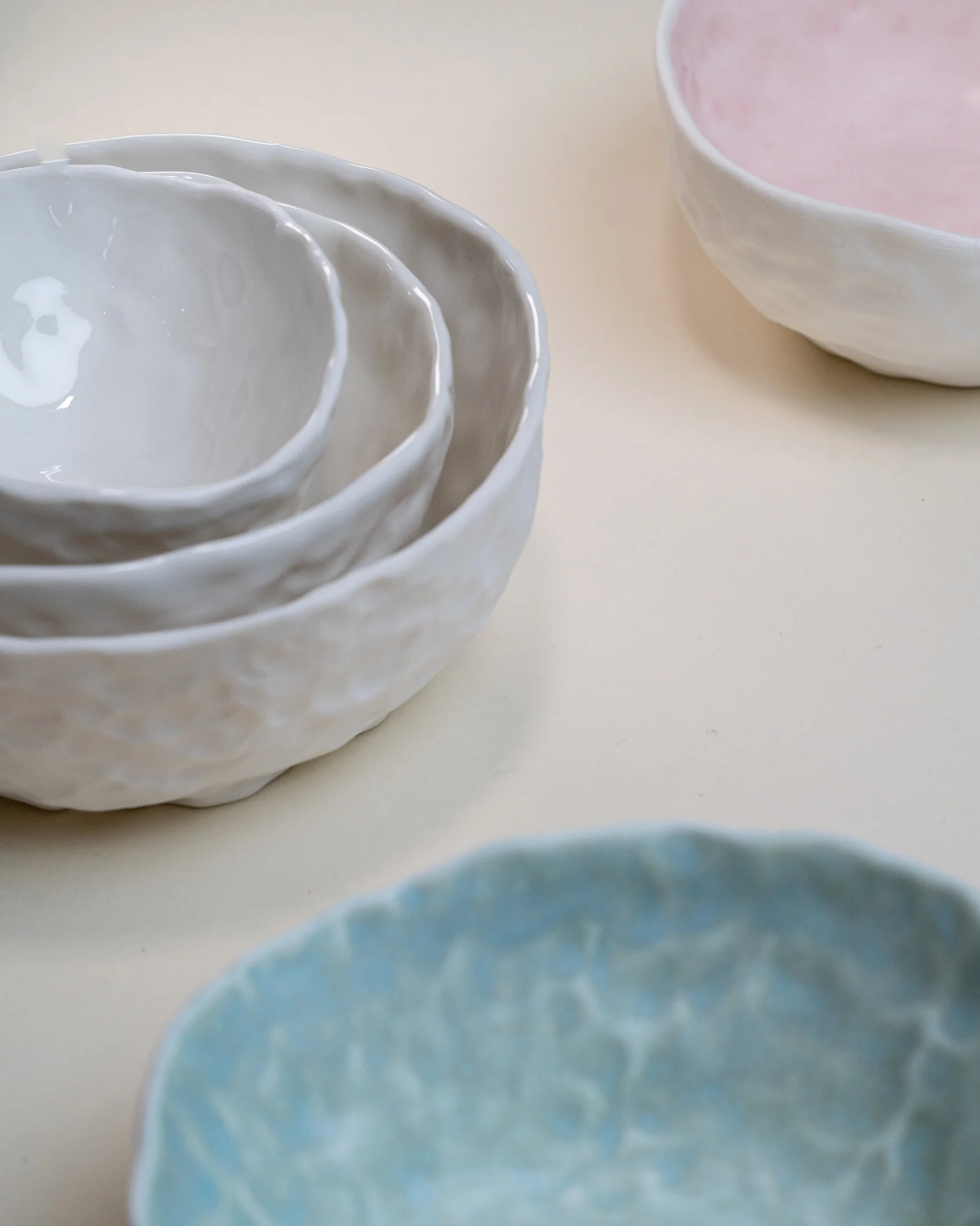 Créations de l'atelier céramique Claire Royer : bols pastel